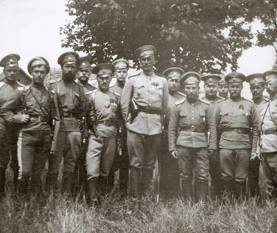 Граф Келлер в окружение офицеров и солдат своей дивизии