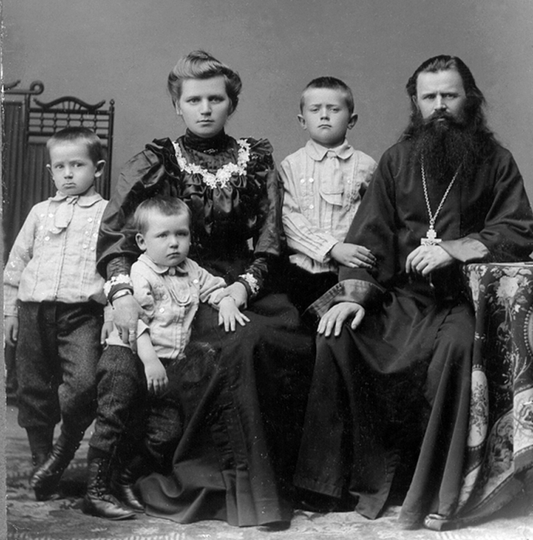 Священник Павел Малиновский (1874-1937) с семьей.
