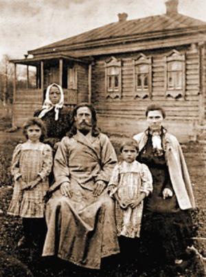 Священник Илия Бажанов (1877-1937) с семьёй