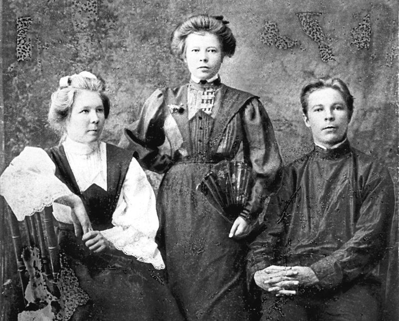 Иоанн Александрович Быстров (1888-1937) с сёстрами.