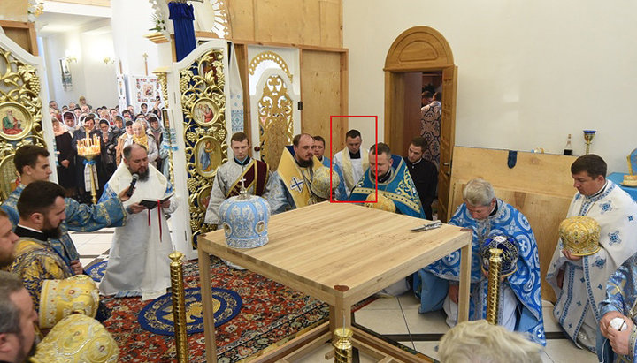Епифаний Думенко молится вместе с католическим священником в алтаре