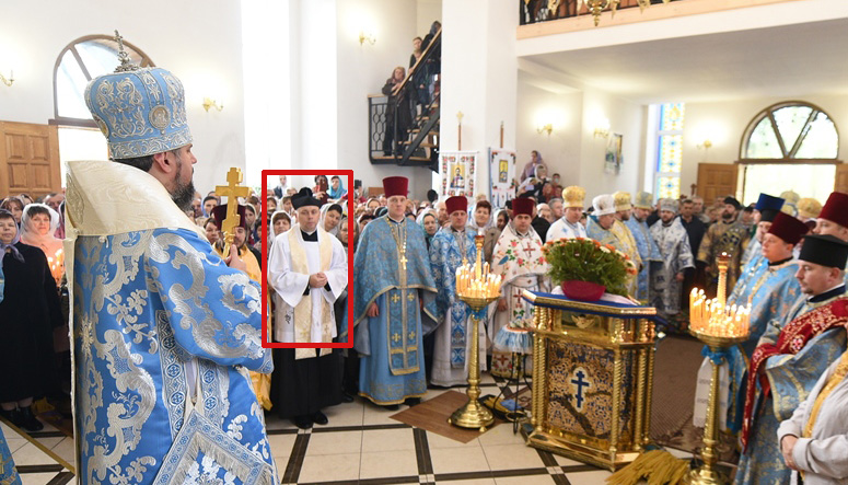 Епифаний Думенко молится вместе с католическим священником в храме