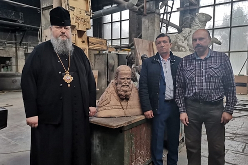 Митрополит Архангельский Корнилий осмотрел скульптуру святого, которую установят в Суре