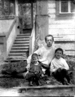 В.А.Амбарцумов (1892-1937) с детьми на нелегальном положении в Манихино