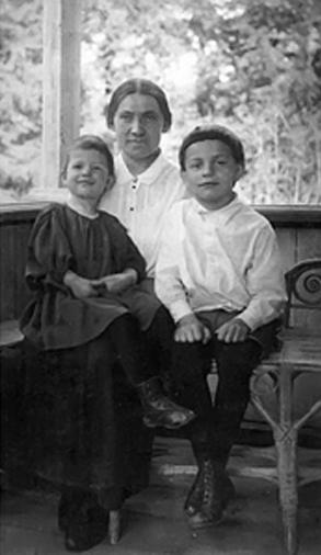 Мария Алексеевна Жучкова с Лидией и Евгением Амбарцумовыми, 1925 год