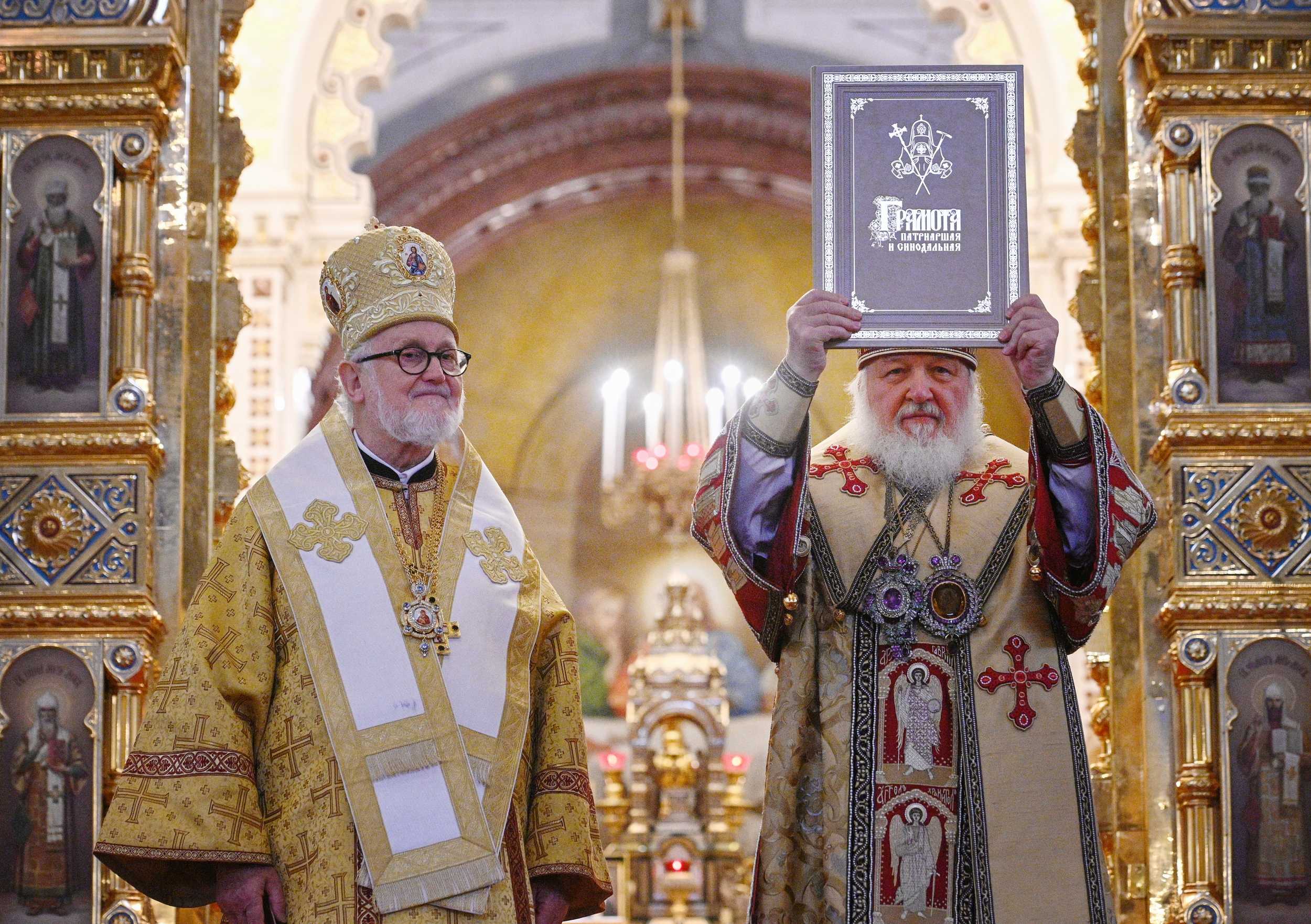 Патриарх Кирилл вручает грамоту Архиепископу Иоанну (Реннето)
