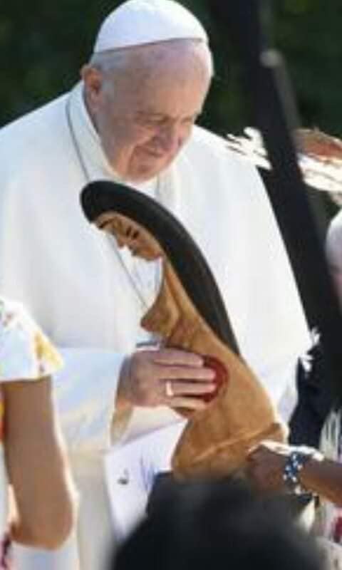 Папа Римский Франциск со статуэткой Пачамамы