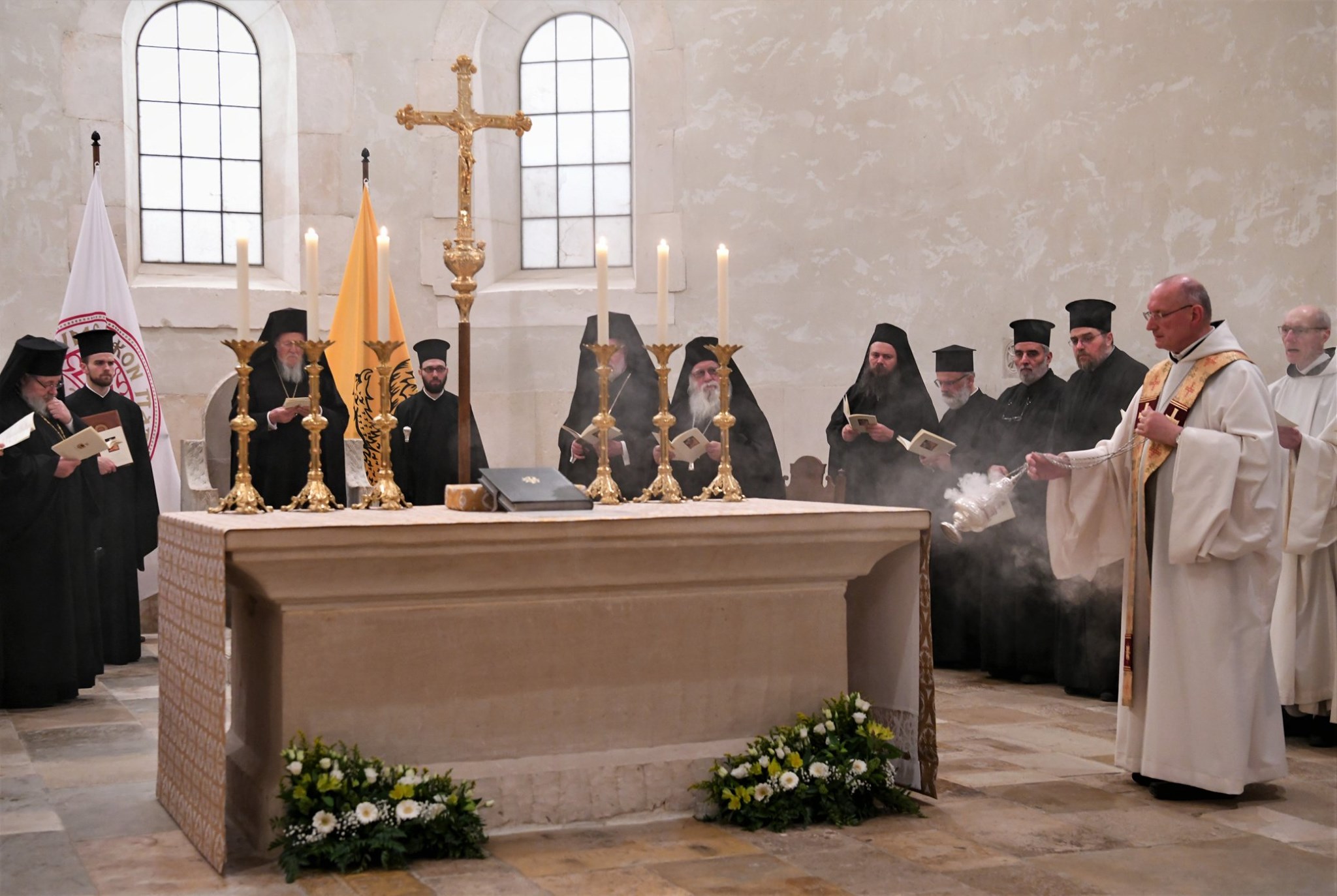 Патриарх Варфоломей и представители афонских монастырей Ксенофонт и Пантократор во время богослужения с католиками