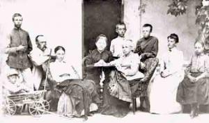 Третий слева Георгий Львович Скадовский (1847-1919), третья от него сидит его жена Мария Петровна (1846-1912). За её креслом – сын Иван (1874-1937)