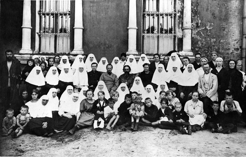 Протоиерей Илья Громогласов (1869-1937) с прихожанами Воскресенской церкви в Кадашах