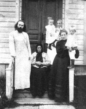 Священник Иоанн Виноградов (1879-1937), его супруга (справа), их дети