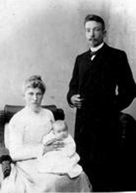 Псаломщик Николай Васильевич Крылов (1875-1941) с супругой Александрой Михайловной и дочерью