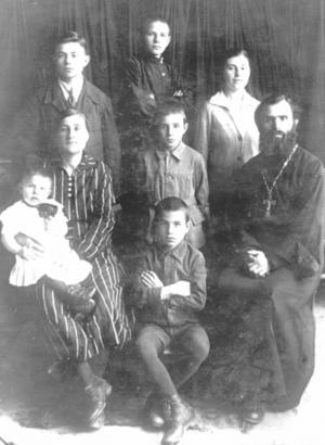 Протоиерей Пётр Крестов с семьёй. Фот середины 1930-х годов.