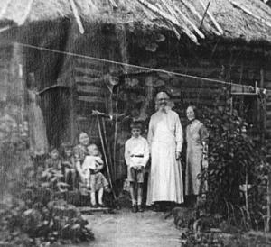 Протоиерей Николай Михайлович Виноградов (1876-1937) с внуком Колей и домочадцами. Село Васильевское, июль 1937г. 