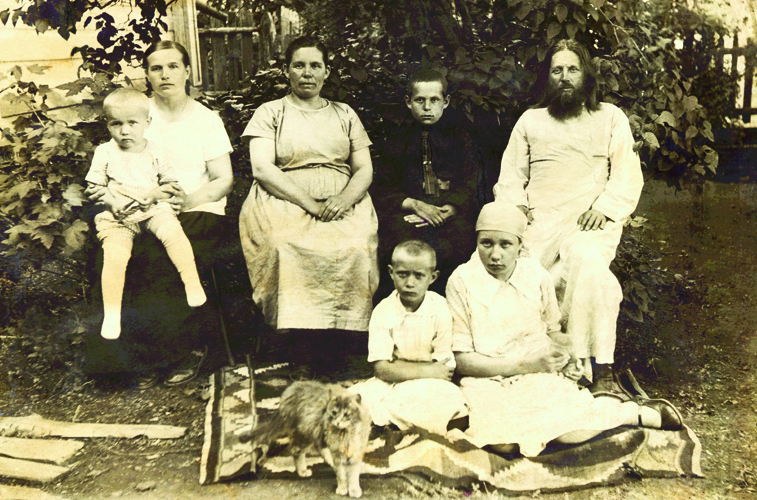 Священник Иаков Гусев (1887-1937), его сын Иван, Елена Николаевна, Нина Ивановна с сыном Колей на руках