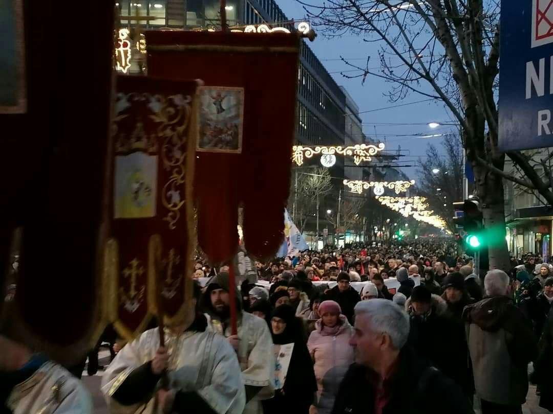 Многотысячный Крестный ход в поддержку верующих Черногории прошёл в Белграде
