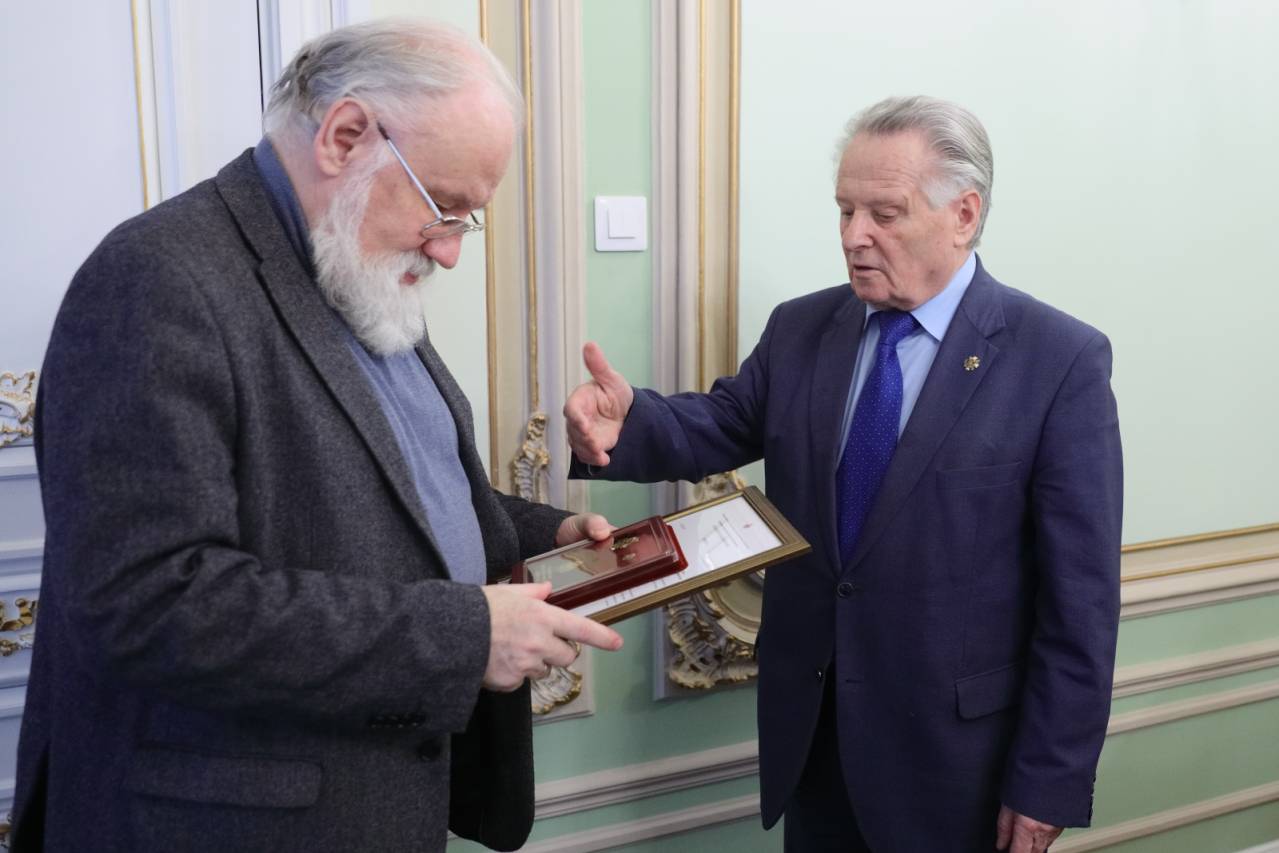 Владимир Чуров получает награду РВИО