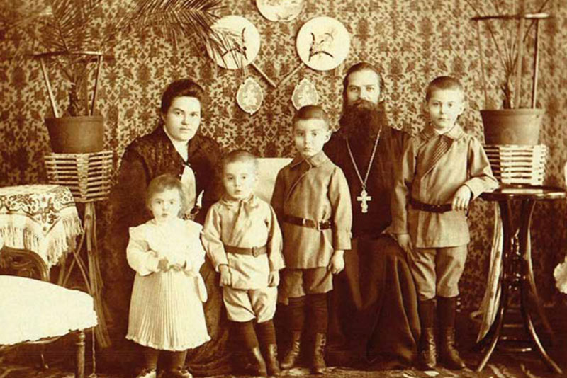 Павел Александрович (1870-1918) и Анна Аркадьевна Дерновы с детьми