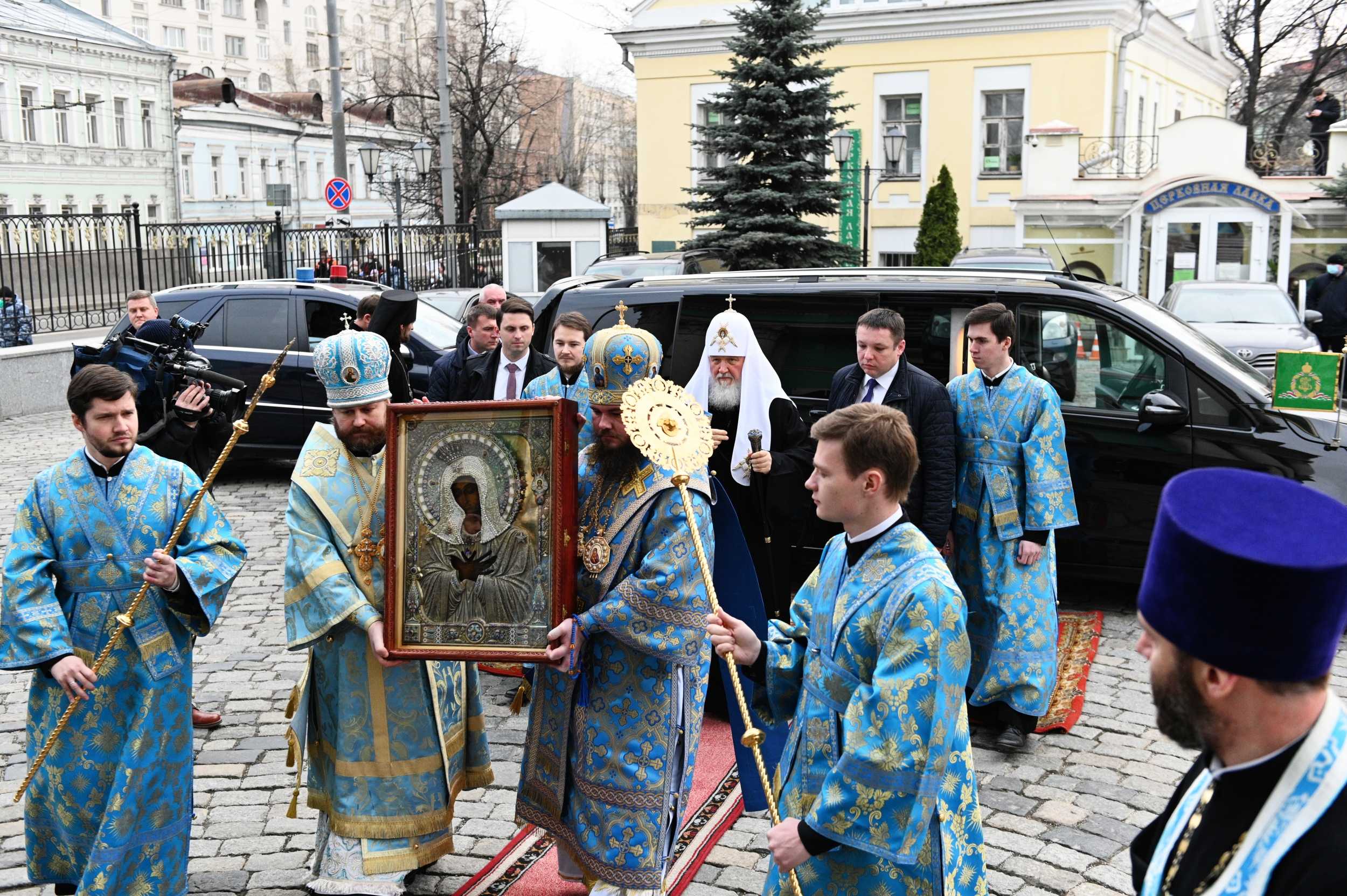 Святейший Патриарх Кирилл совершил объезд Москвы с иконой Божией Матери *Умиление*