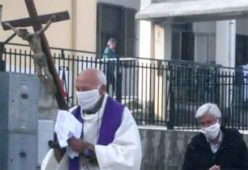Католический священник Доменико Чирильяно совершает Крестный ход
