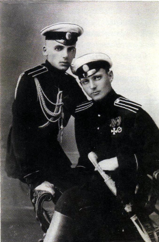 Фотография последнего командира 1-го Марковского полка Д.А.Марченко, награжденного Знаком Ледового похода, и его адъютанта И.А.Лесевицкого. 1920 год.