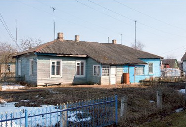 Притчтовый дом, постороенный священномучеником Константином Ждановым в Шарковщине. Фото 2011 года