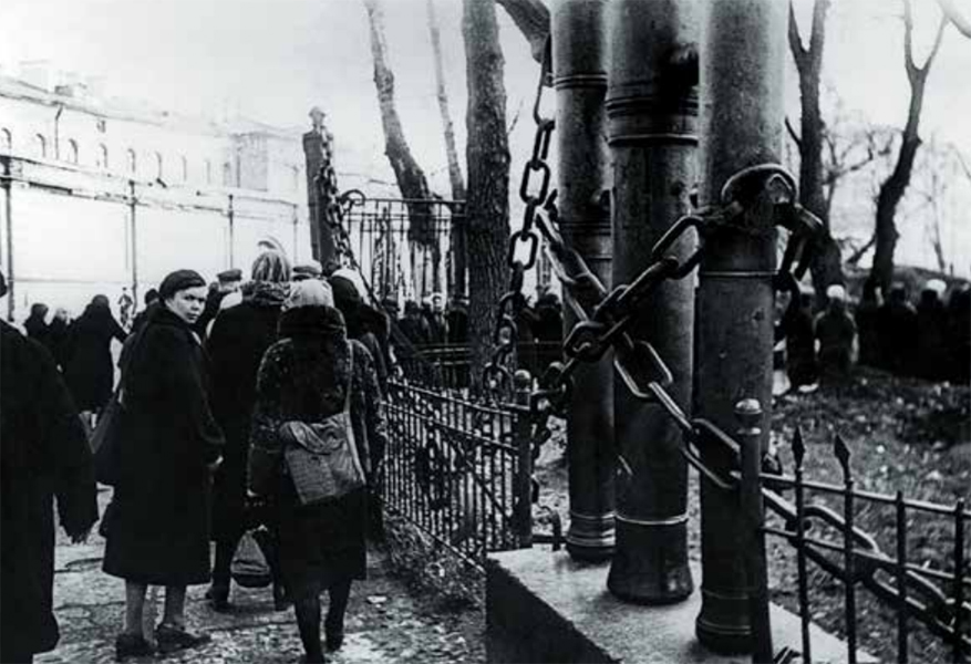 Очередь верующих ленинградцев в Спасо-Преображенский собор на Пасху 1942 г.