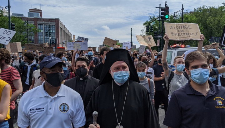 глава Архиепископии Константинопольского патриархата в США архиепископ Элпидофор (Ламбриниадис) участвует в акции протеста
