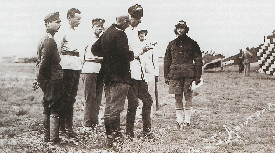 Врангель инспектирует летчиков. 1920 Wikimedia Commons/РГАКФД