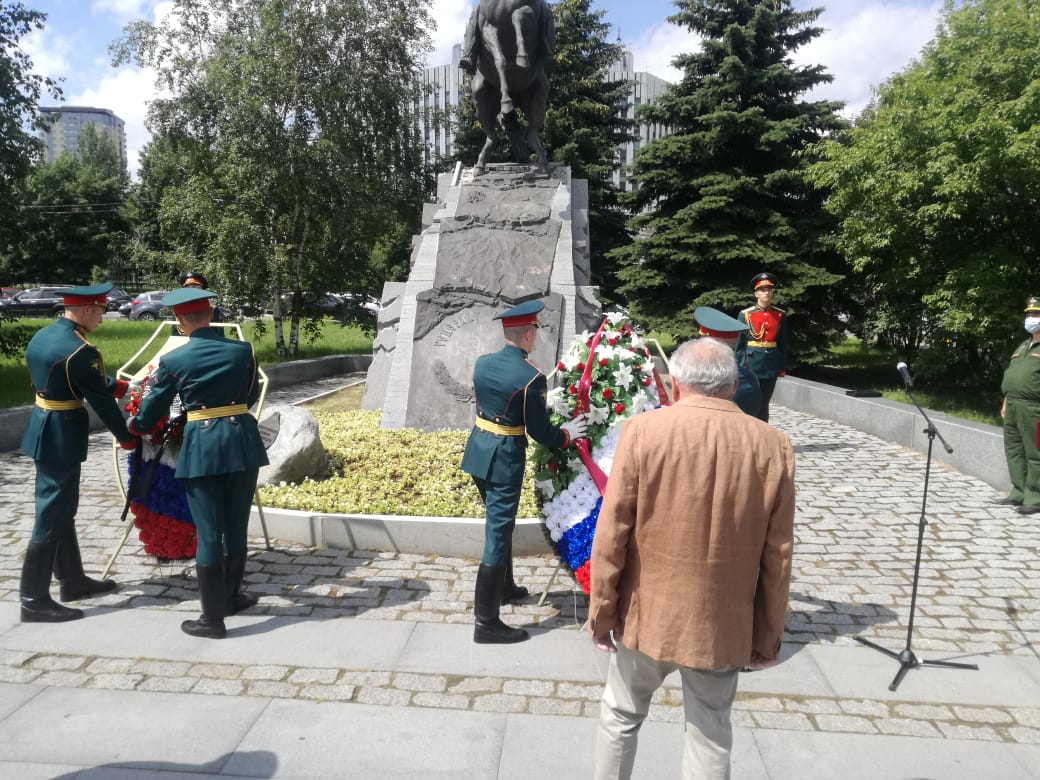 Возложение цветов к памятнику генералу Скобелеву в Москве