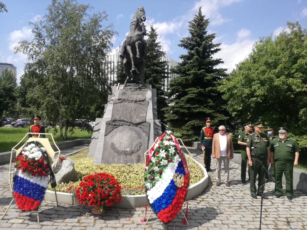 Возложение цветов к памятнику генералу Скобелеву в Москве