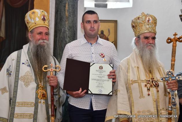 Митрополит Черногорский Амфилохий вручил церковный орден экскаваторщику