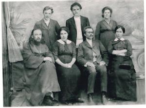 Священник Аркадий Гаряев (1879-1918) с семьёй