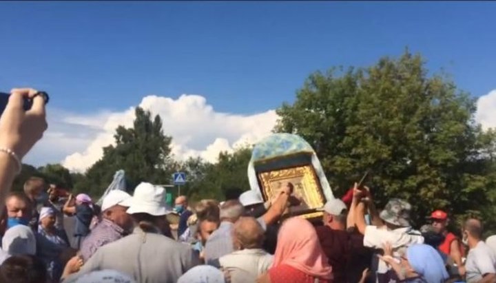 Украинские националисты напали на Крестный ход УПЦ
