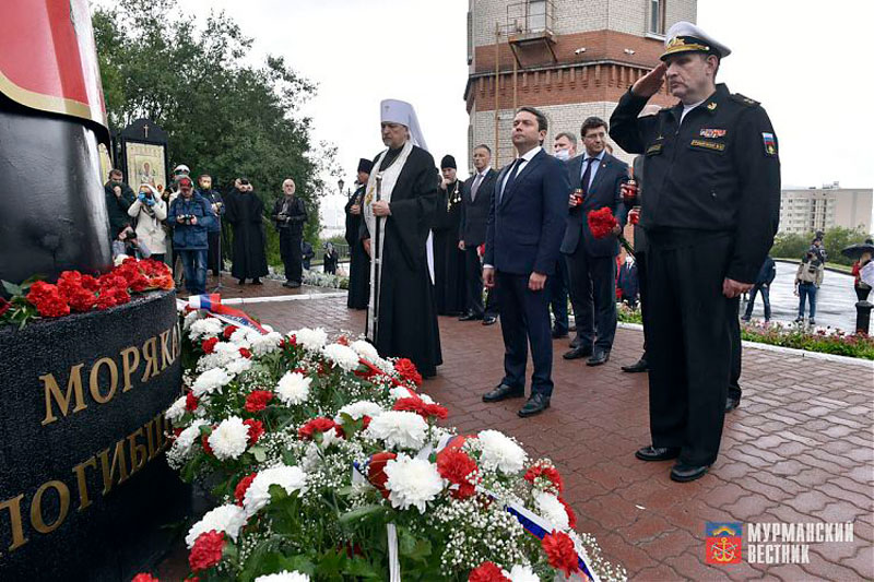 В Мурманске молитвенно отметили 20-летие гибели моряков подводной лодки *Курск*