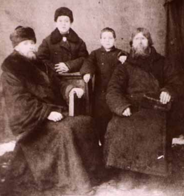 Симеон Шлеев (1873-1921) в юности с родными. Фото 1886 г.