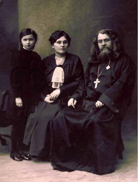 Священник Симеон Шлеев (1873-1921) с супругой Екатериной Феодоровной и дочерью Ксенией. Санкт-Петербург. Фото 1910-х годов