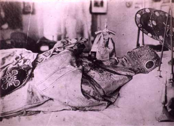 Епископ Симон (Шлеев, 1873-1921) на смертном одре. Уфа. Фото 6/19 августа 1921 года