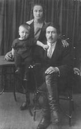 Диакон Алексий Введенский (1903-1937) с матушкой Еленой и сыном Александром 