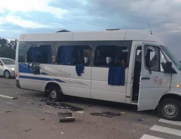 Украинские националисты обстреляли на трассе микроавтобус