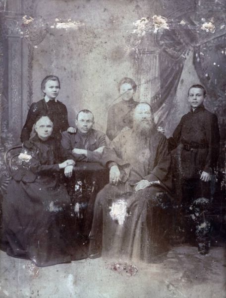 Священник Владимир Четверин (1874-1918) в кругу своей семьи