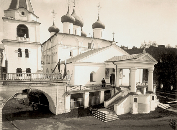 Настоятель Печерского монастыря епископ Макарий (Гневушев, 1858-1918) на паперти Вознесенского собора