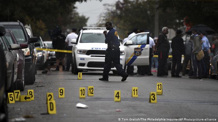 На месте гибели 27-летнего афроамериканца в Филадельфии