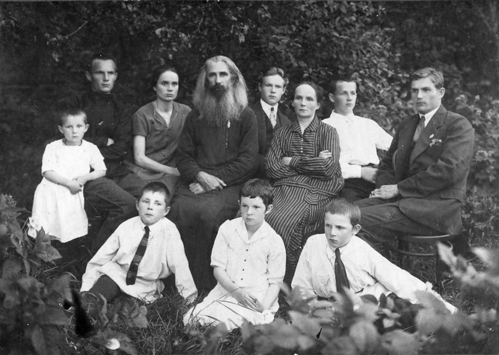 Священник Василий Афиногенович Богоявленский (1879-1937) в кругу семьи