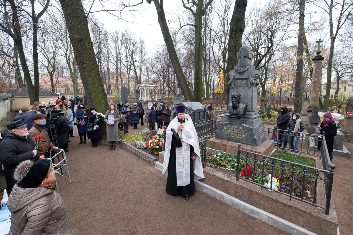 В Санкт-Петербурге освятили отреставрированное надгробие на могиле Федора Достоевского