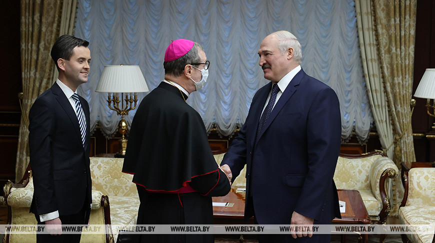 Александр Лукашенко встретился с посланником папы Римского архиепископом Клаудио Гуджеротти