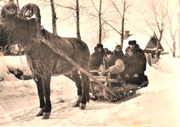 Ефим Абрамович Ткаченко катает людей на лошади, 1940-1950 гг.