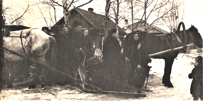 Ефим Абрамович Ткаченко катает людей на лошади, 1940-1950 гг 