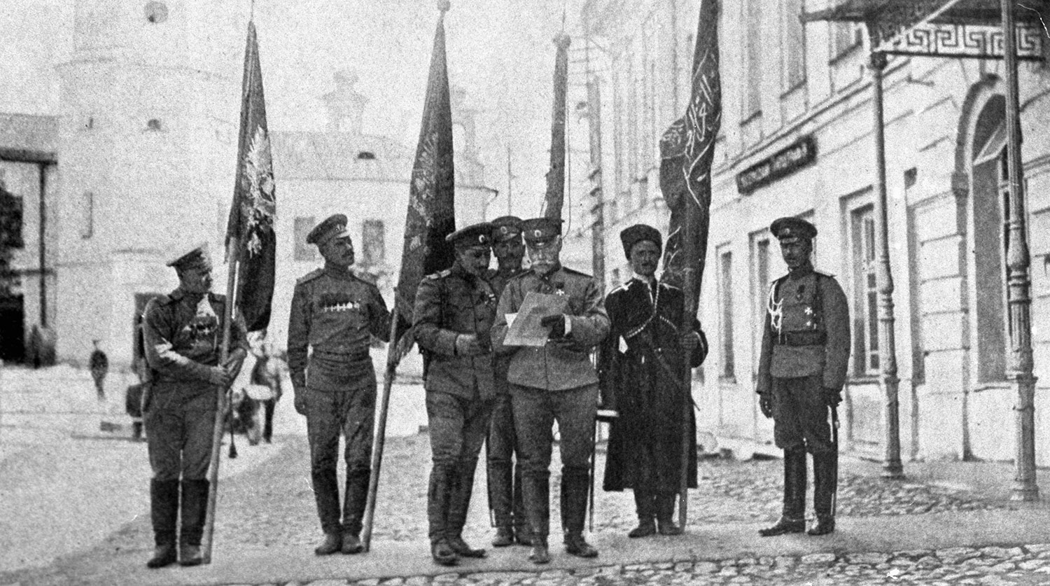 Солдаты держат знамена из крепости Эрзурум после ее взятия 3 (16) февраля 1916 года во время первой (фото – РИА Новости)