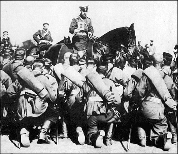 Государь Николай II провожает русских солдат на Японскую войну